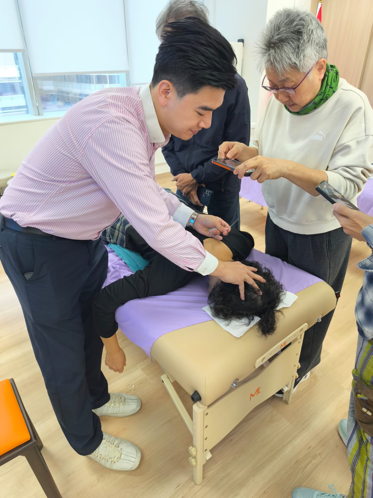 中醫針灸穴位拔罐課程 — 課堂實況